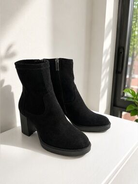 Aquatalia Suede Silver Zip Ankle Boots – Women’s Size 6